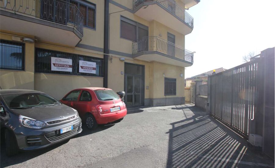 San Gregorio magazzino deposito con uffici