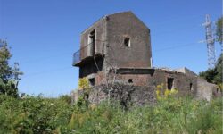 Gravina Via San Paolo rustico con terreno 3500 mq