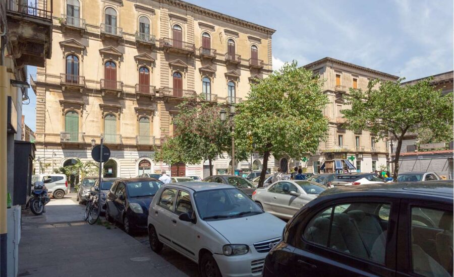 Piazza Maiorana bottega c/1 una vetrina