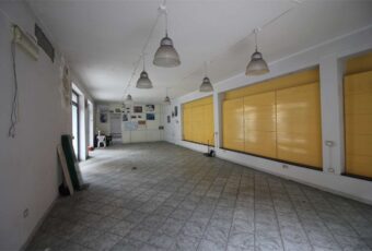 Locale commerciale Cat. C/3 mq. 300 con cortile