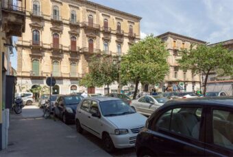 Piazza Maiorana bottega c/1 una vetrina